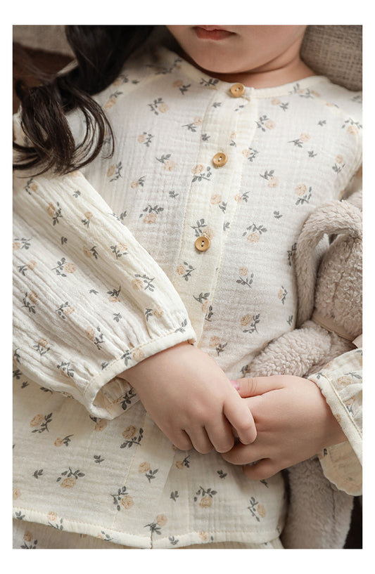 Soft airy girls’ lounge set in floral pattern and crepe-textured cotton