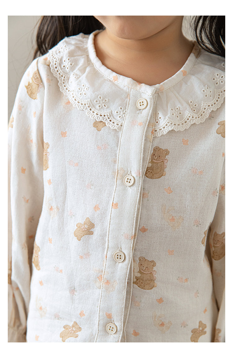 Soft breathable girls’ lounge set with lace collar and bear print design