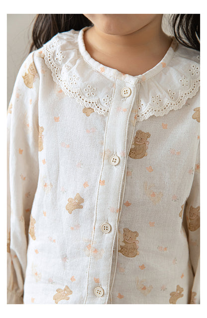 Soft breathable girls’ lounge set with lace collar and bear print design
