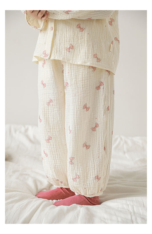 Soft and airy lounge set for girls with bow pattern in crepe-textured cotton